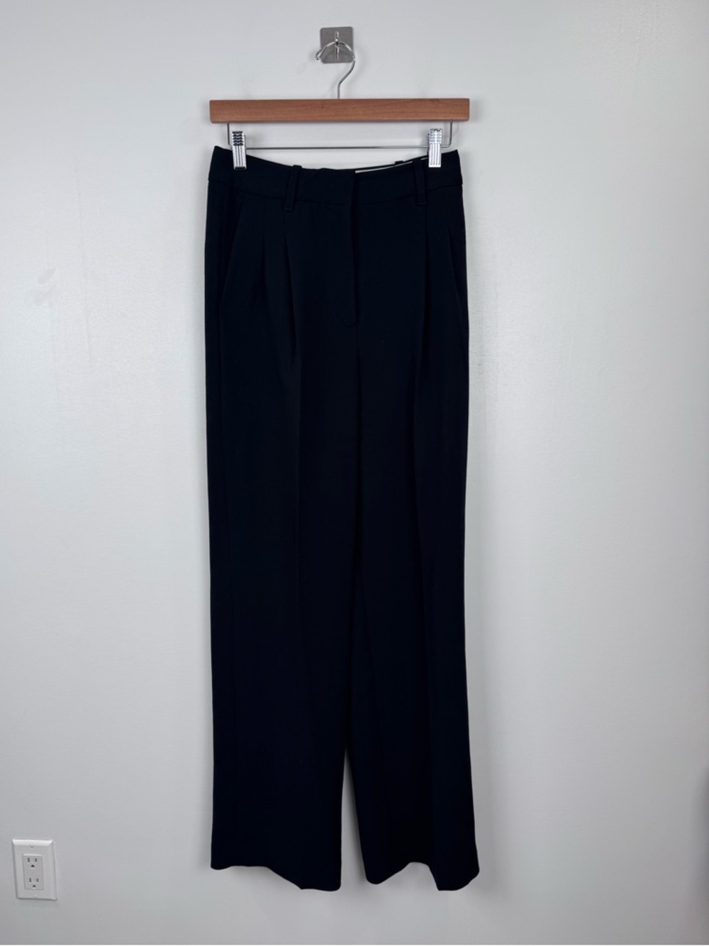 Aritizia Women Effortless Black Pant Size 4